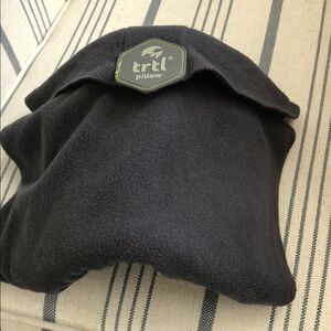 TRTL TRAVEL PILLOW WITH PILLOW CARRY  BAG